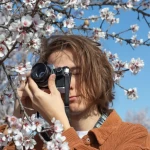 Appareil photo argentique ouvert avec pellicule 35mm visible dans le compartiment