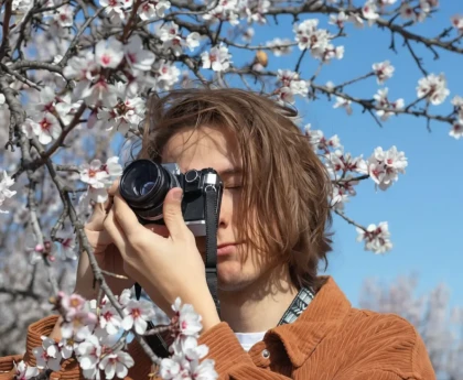 Appareil photo argentique ouvert avec pellicule 35mm visible dans le compartiment
