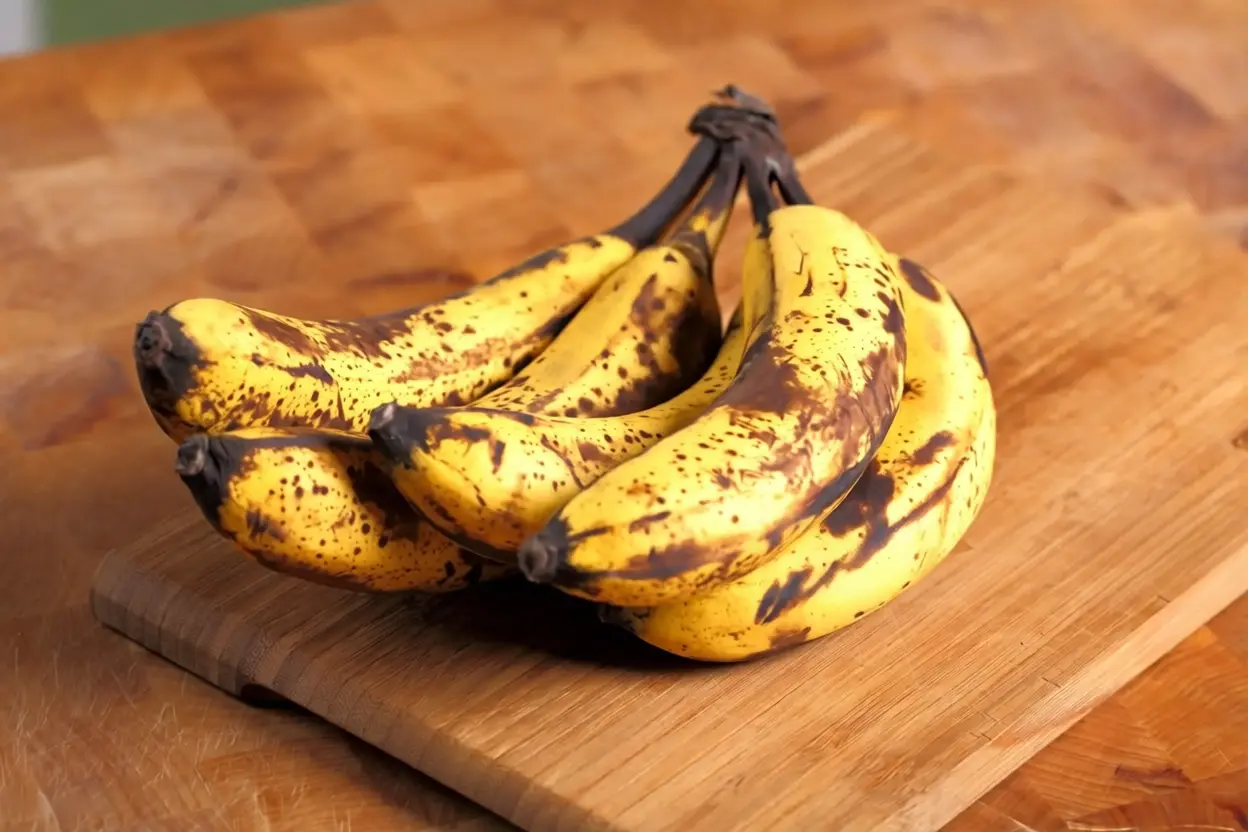 Bananes jaunes suspendues dans une cuisine pour montrer où conserver les bananes correctement