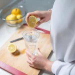 Bienfaits du citron pressé et verre d'eau tiède pour une routine bien-être matinale