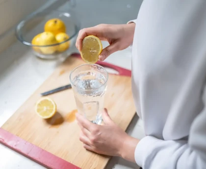 Bienfaits du citron pressé et verre d'eau tiède pour une routine bien-être matinale