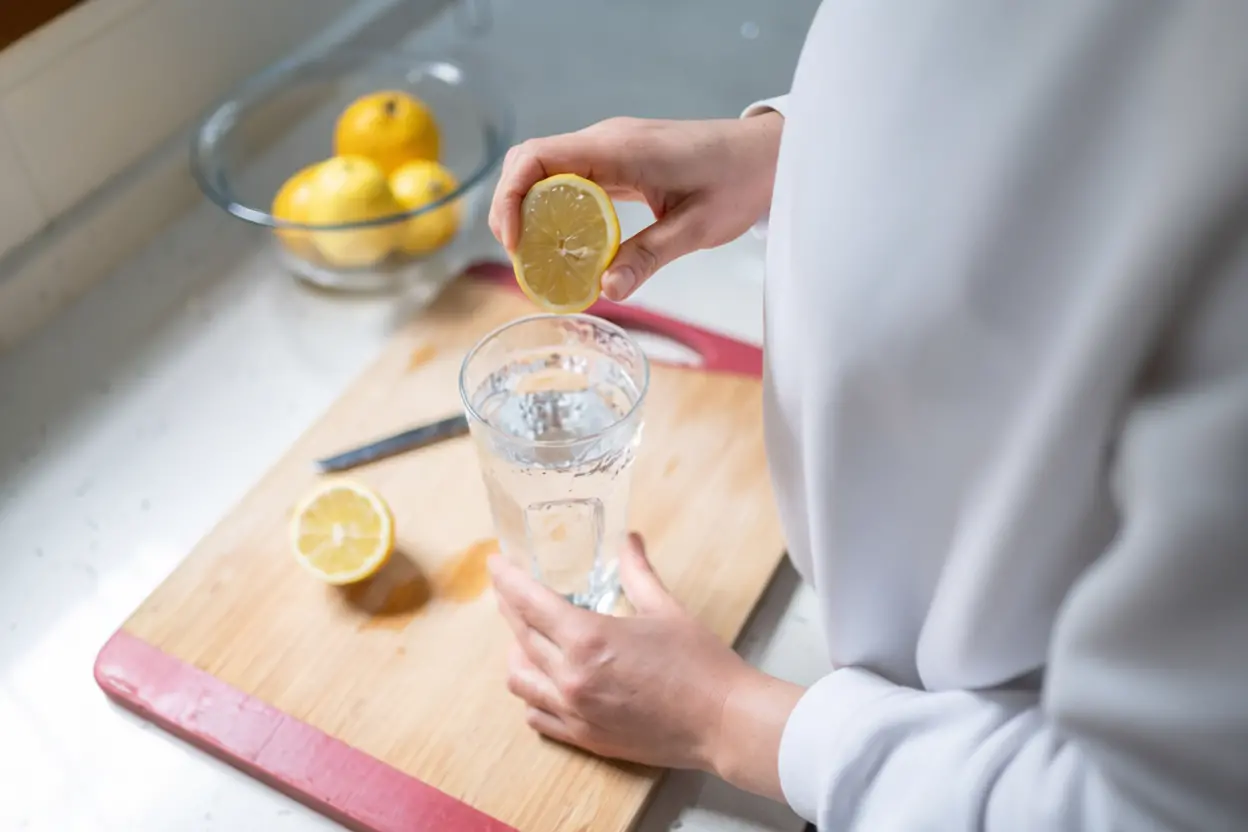Bienfaits du citron pressé et verre d'eau tiède pour une routine bien-être matinale