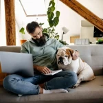 Chien fidèle suivant son propriétaire pour exprimer son attachement
