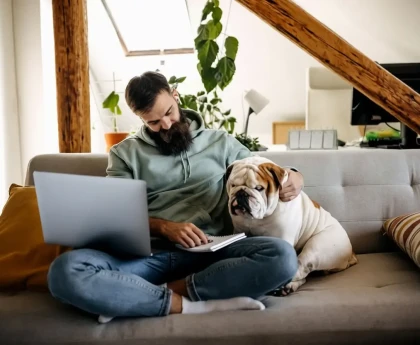 Chien fidèle suivant son propriétaire pour exprimer son attachement