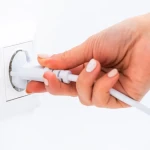 Comparaison de plusieurs modèles de prises en saillie avec ports USB et obturateurs de sécurité
