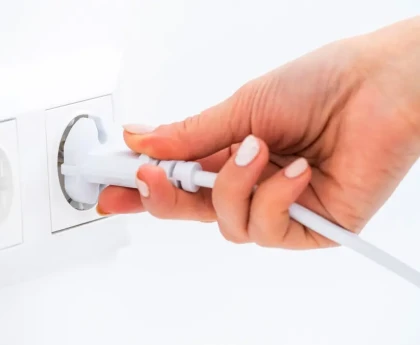 Comparaison de plusieurs modèles de prises en saillie avec ports USB et obturateurs de sécurité
