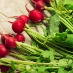 Fanes de légumes fraîches prêtes à cuisiner pour réduire le gaspillage et optimiser le budget alimentaire