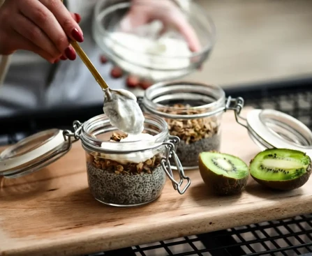 Graines de chia et cuillère en bois avec aliments santé en arrière-plan