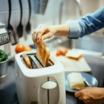 Grille-pain moderne avec multiprise à interrupteur pour utilisation sécurisée dans la cuisine