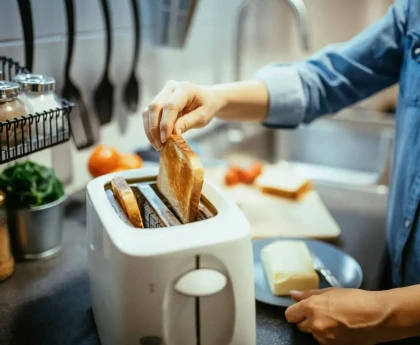 Grille-pain moderne avec multiprise à interrupteur pour utilisation sécurisée dans la cuisine