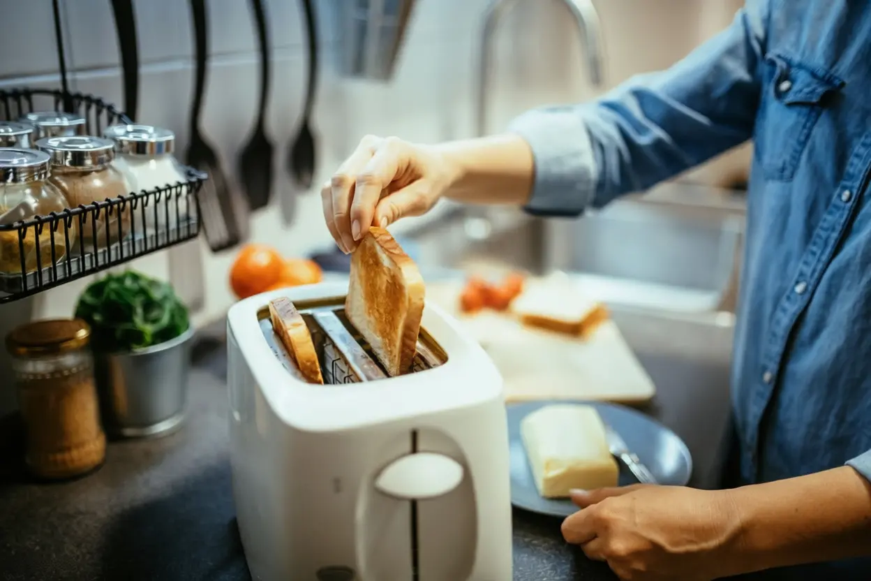 Grille-pain moderne avec multiprise à interrupteur pour utilisation sécurisée dans la cuisine