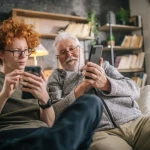 Grand-père et petite-fille partageant une activité créative pour renforcer leur lien