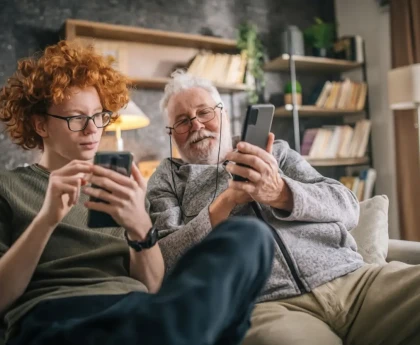 Grand-père et petite-fille partageant une activité créative pour renforcer leur lien