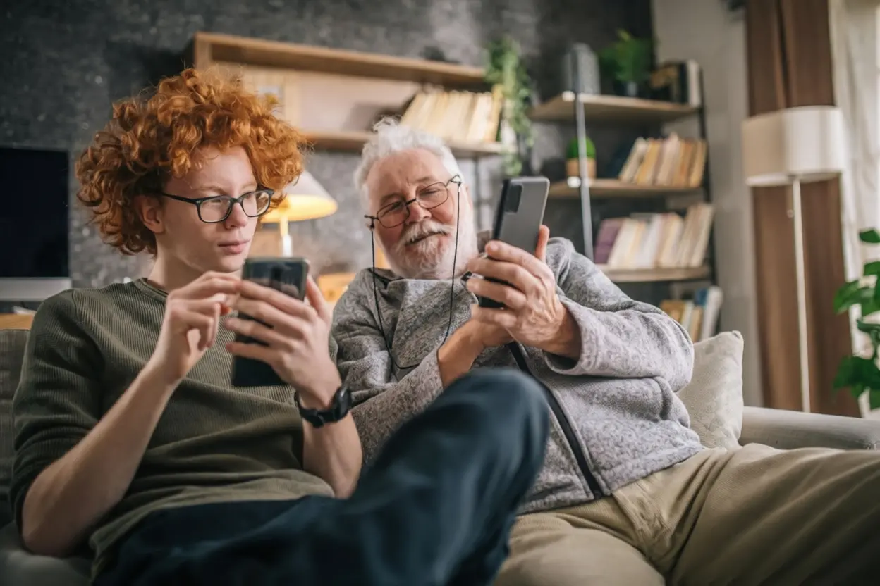Grand-père et petite-fille partageant une activité créative pour renforcer leur lien