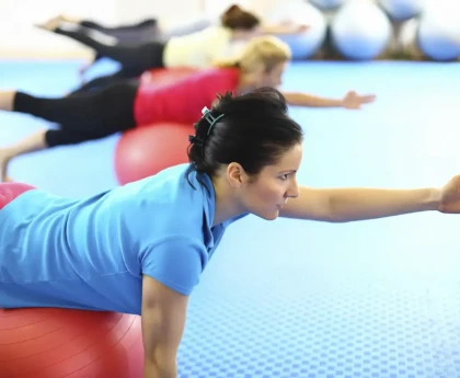 Personne pratiquant un exercice de la méthode Pilates sur tapis à domicile