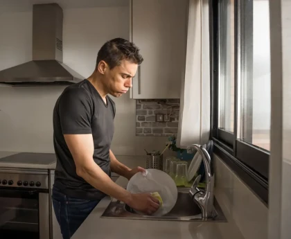 Produits ménagers du quotidien révélant leurs secrets cachés d'utilisation
