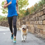 Personne pratiquant une activité sport avec son chien pour améliorer son bien-être