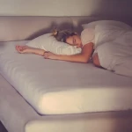 Chambre confortable avec thermostat réglé à la température idéale pour dormir