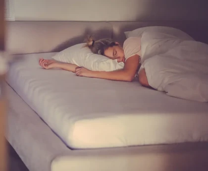 Chambre confortable avec thermostat réglé à la température idéale pour dormir