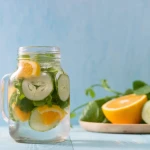 Préparation d'une boisson naturelle au citron et curcuma pour soutenir le foie chaque matin