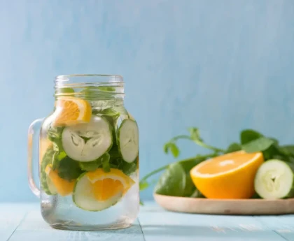 Préparation d'une boisson naturelle au citron et curcuma pour soutenir le foie chaque matin