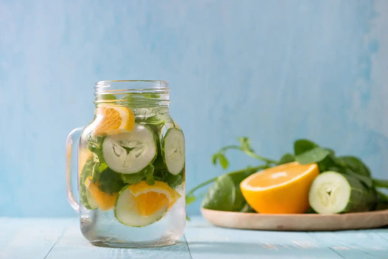 Préparation d'une boisson naturelle au citron et curcuma pour soutenir le foie chaque matin