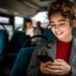 Voyageur travaillant sur ordinateur avec WiFi stable dans un train grâce au satellite