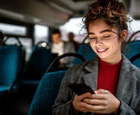 Voyageur travaillant sur ordinateur avec WiFi stable dans un train grâce au satellite