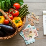 Panier de courses rempli de légumes frais du marché