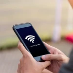 Personne désactivant le Wi-Fi sur son smartphone pour plus de sécurité