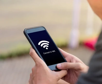 Personne désactivant le Wi-Fi sur son smartphone pour plus de sécurité