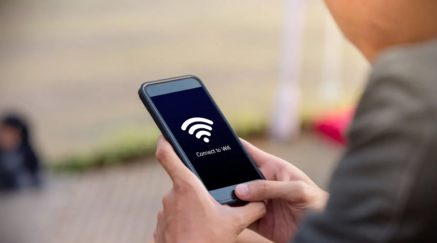 Personne désactivant le Wi-Fi sur son smartphone pour plus de sécurité