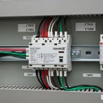 Parafoudre installé sur un tableau électrique pour protéger la maison contre la foudre