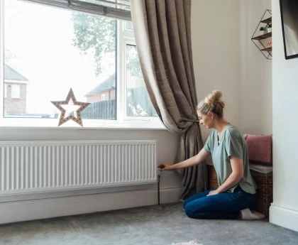 Rideau recouvrant un radiateur sous une fenêtre empêchant la circulation de l'air chaud dans la pièce
