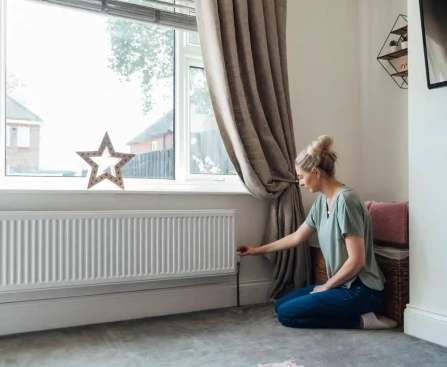 Rideau recouvrant un radiateur sous une fenêtre empêchant la circulation de l'air chaud dans la pièce