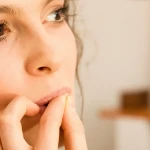 Gros plan sur des mains rongées montrant l'impact psychologique du stress