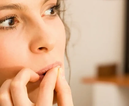 Gros plan sur des mains rongées montrant l'impact psychologique du stress