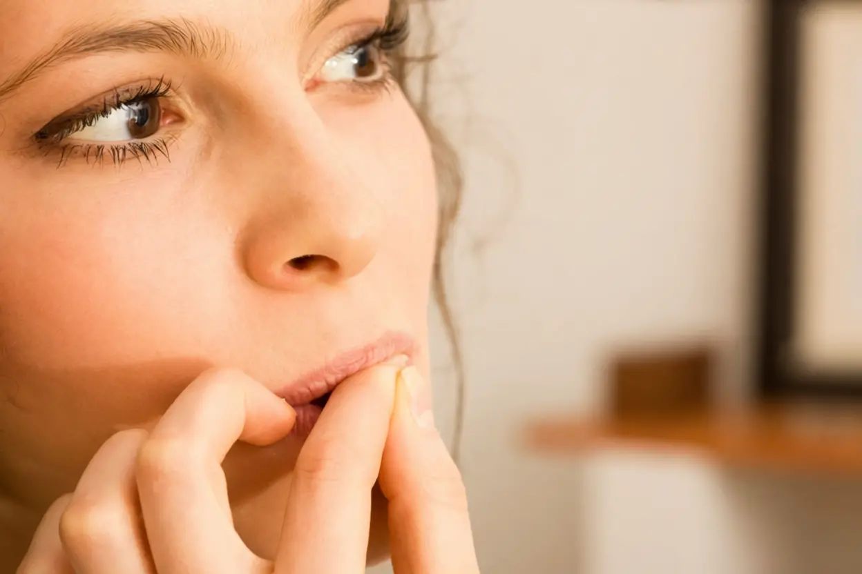 Gros plan sur des mains rongées montrant l'impact psychologique du stress