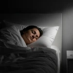Personne détendue pratiquant la méditation pour dormir dans un environnement calme