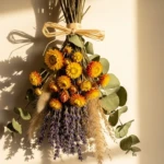 composition de fleurs séchées suspendues en bouquet avec immortelles et lavande dans un intérieur naturel