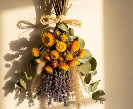 composition de fleurs séchées suspendues en bouquet avec immortelles et lavande dans un intérieur naturel