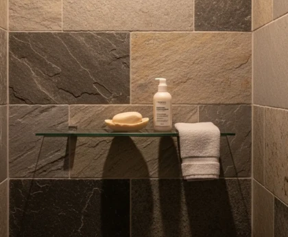 produits de soin peau devant une douche à l'italienne ouverte dans une salle de bains naturelle